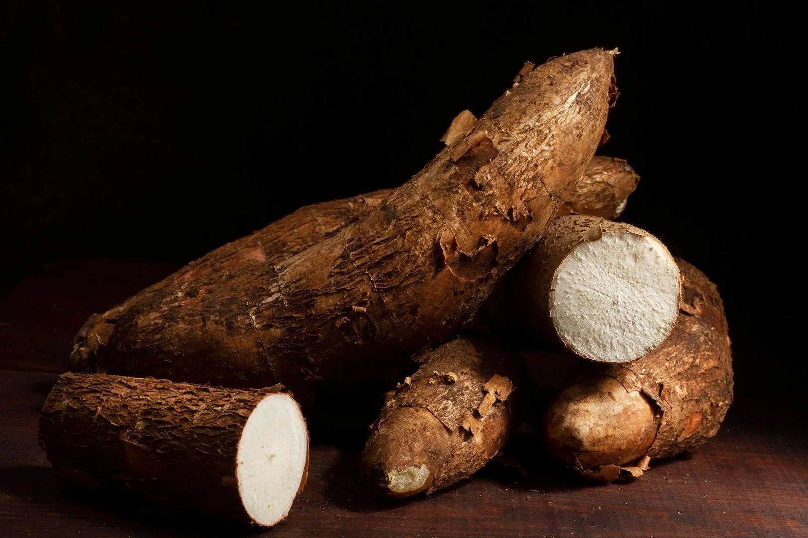 arrangement-nutritious-cassava-roots_gVqhKc8